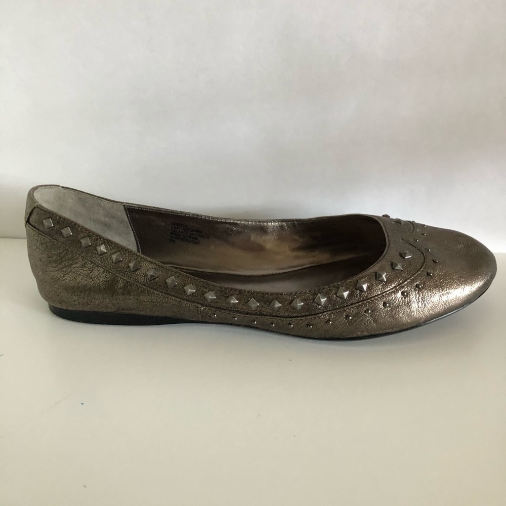 B. Makowsky Zyla Women Round Toe Leather flats